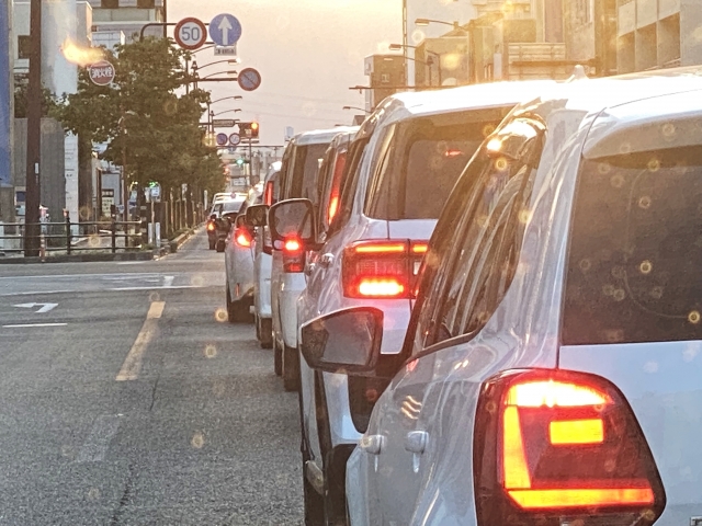 22106452_s_都会の夕暮れの車の渋滞風景_himawariinさん.jpg